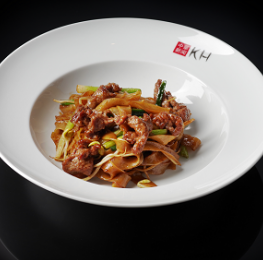 Fried wide rice noodles 